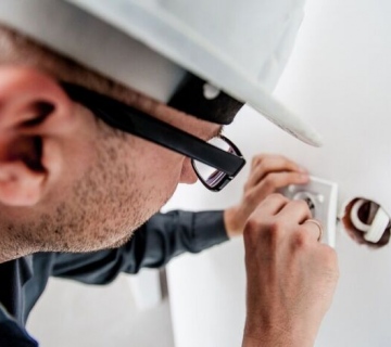 Mistakes To Avoid While Hiring An Electrician For Homeowners